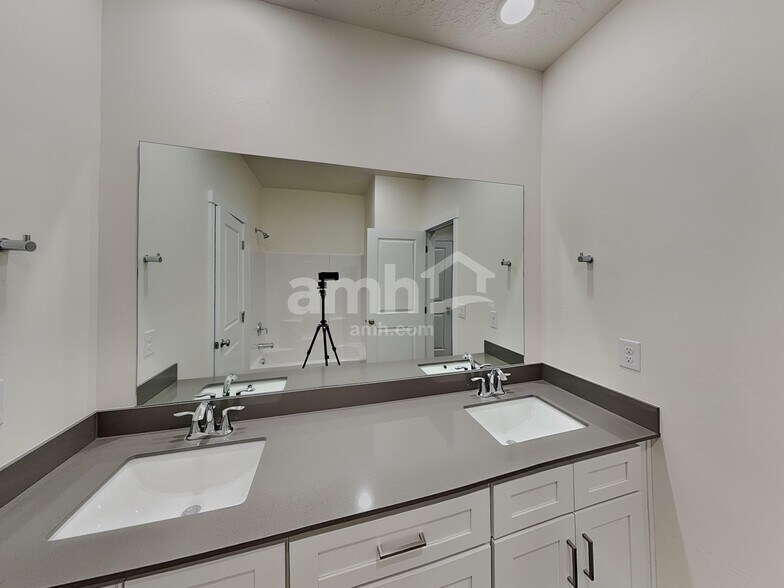 Building Photo - 3100 N Vigo Ave