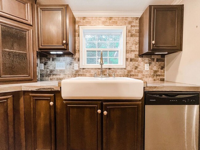 Building Photo - LOCATION! 5 mins from Carolina Beach bridg...