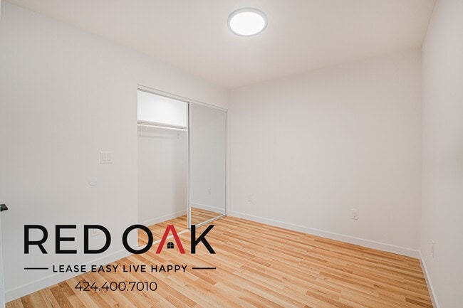 Building Photo - 856 W 47th St