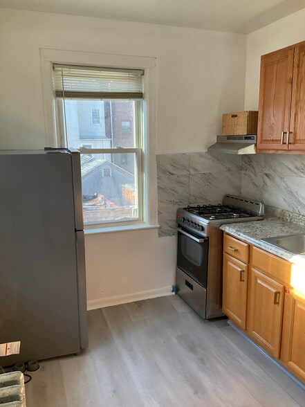 Apt 2 kitchen - 4137 Boyd Ave