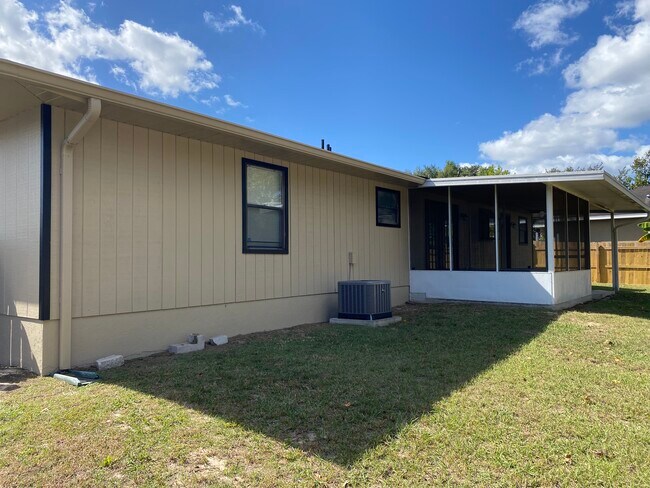 Building Photo - 5 Teak Loop Ln