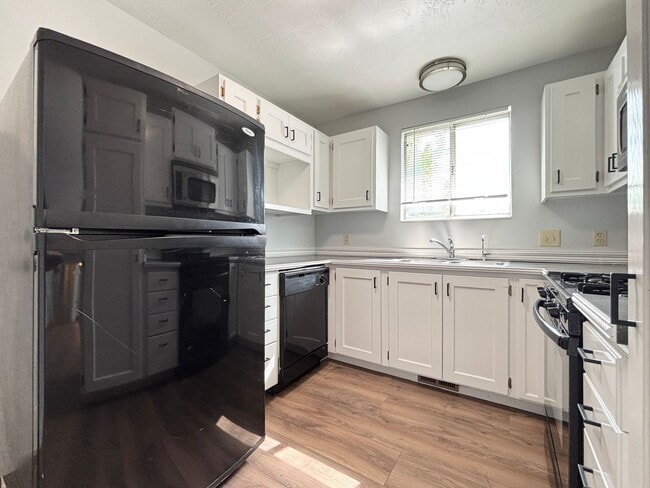 Building Photo - Cozy Home with New Paint & Flooring!