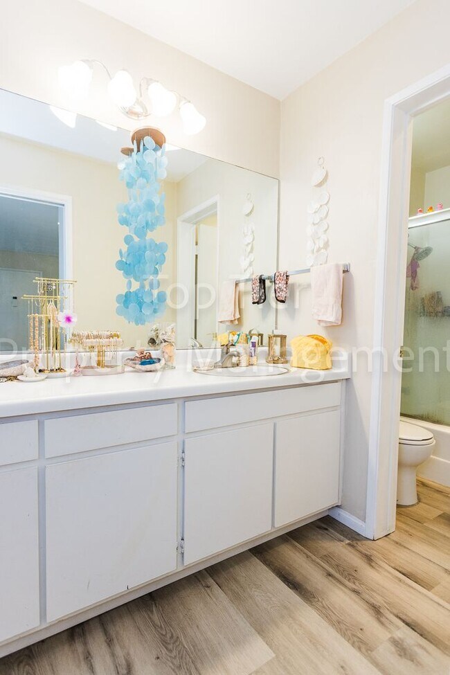 Building Photo - Spacious Top-Floor 1BR Condo with Ocean Vi...