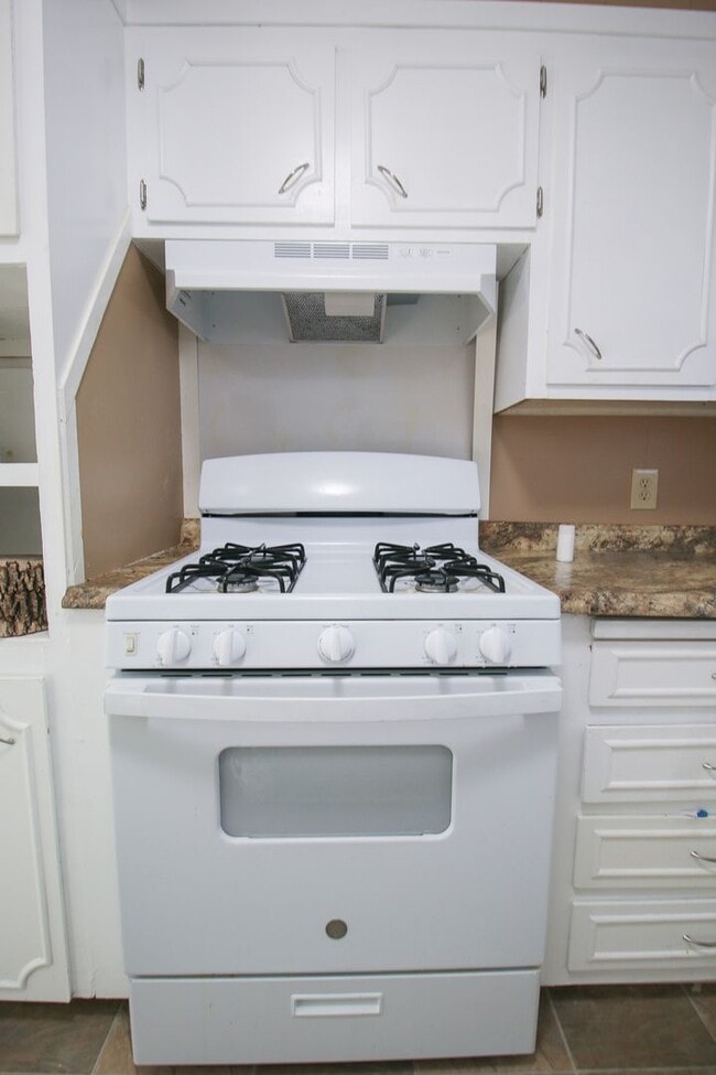 Building Photo - 3-Bedroom Home with Yard in East Tulsa – Ready Mid May!