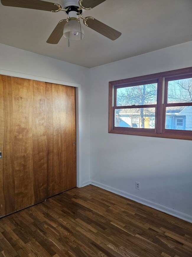 Building Photo - 909 Cale Ave