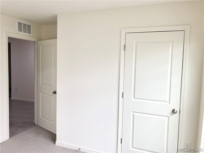 Building Photo - 614 W Fairways View Dr