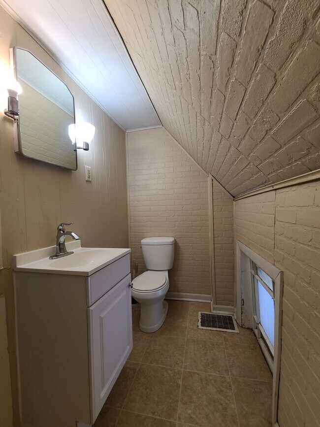 Building Photo - 621 State St