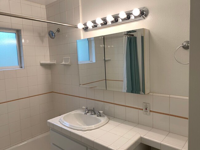 Building Photo - Charming 3+1 Canyon Country Cutie Nestled in the Hills!