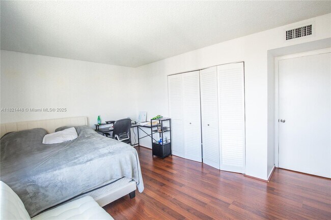 Building Photo - 401 Golden Isles Dr