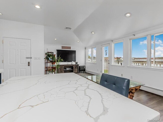 Building Photo - 240 Bowne St