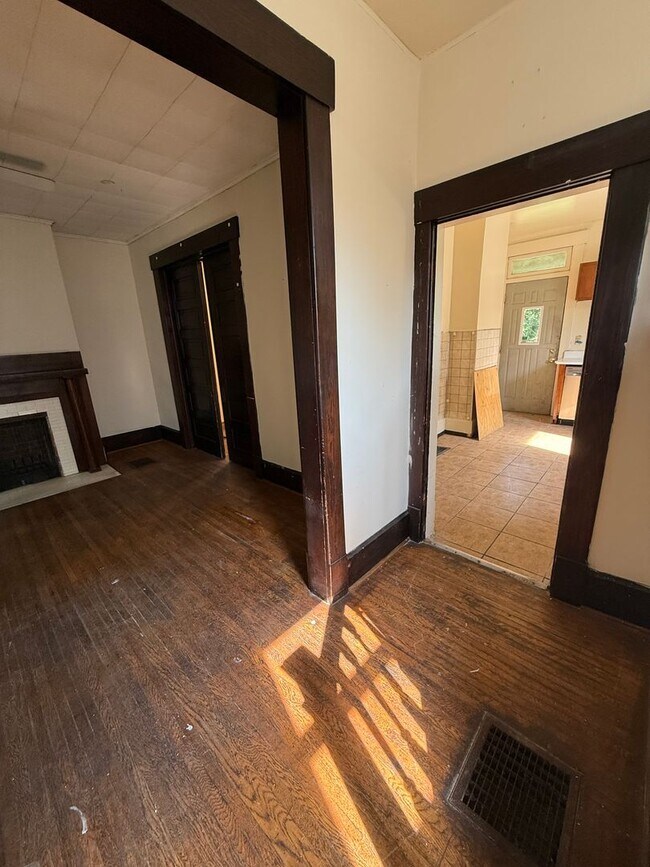 Building Photo - 3 bedroom 1 bath single family home with yard.