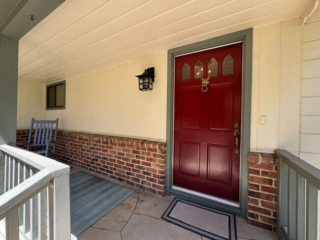 Building Photo - Fabulous single level Lafayette home nestled at the end of a tree-lined drive.