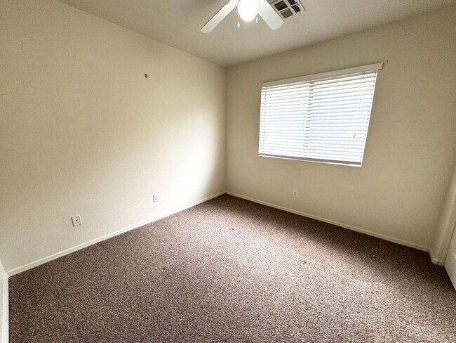 Building Photo - Spacious 3 Bedroom plus Den, 2 Bath, Golf ...