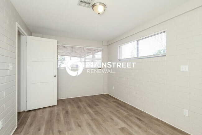 Building Photo - 3 Bedroom Pet-Friendly Home in TUCSON, AZ with Main Street Renewal