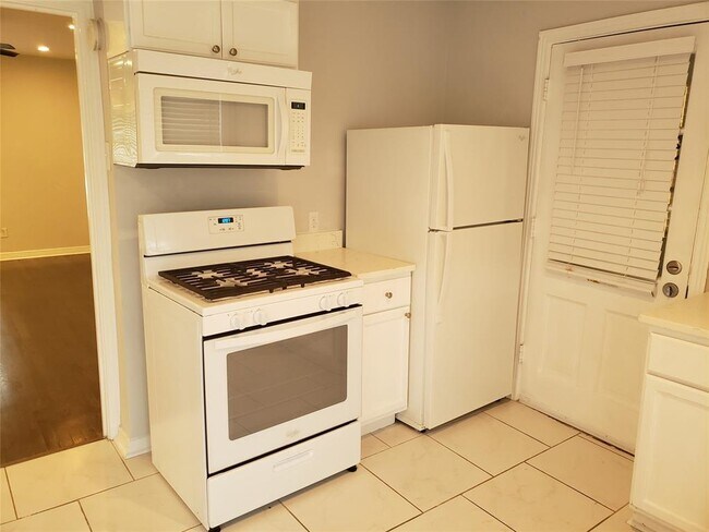 Building Photo - 6202 Gaston Ave