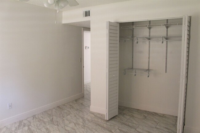 Building Photo - 2 Bedroom, 2 Bath in Deltona!