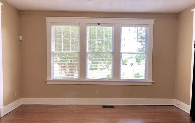 Building Photo - ROMANTIC DETAILS & a Cottage Feel! 3 Bedro...