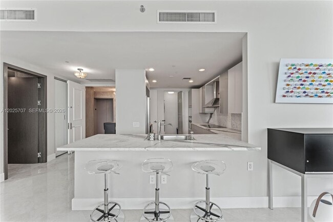Building Photo - 5959 Collins Ave