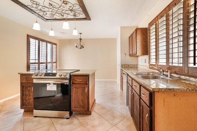 Building Photo - 3203 Silver Falls Dr