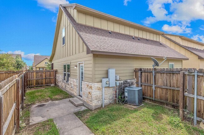 Building Photo - Beautiful 4 Bed, 4 Bath Home for Fall 2026...