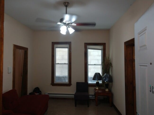 Building Photo - Modernized 3 Bedroom, Shared Yard, Lots of...