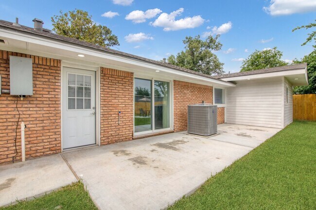 Building Photo - 1703 Ansbury Dr