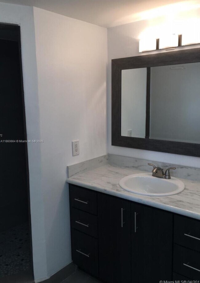 Building Photo - 1301 NE Miami Gardens Dr