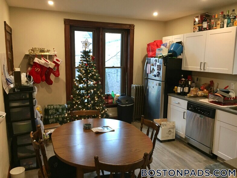 Building Photo - 174 St Alphonsus St