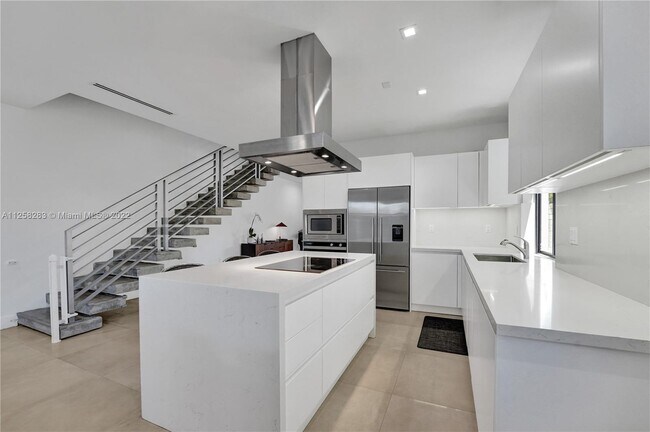 Building Photo - 3465 SW 3rd Ave