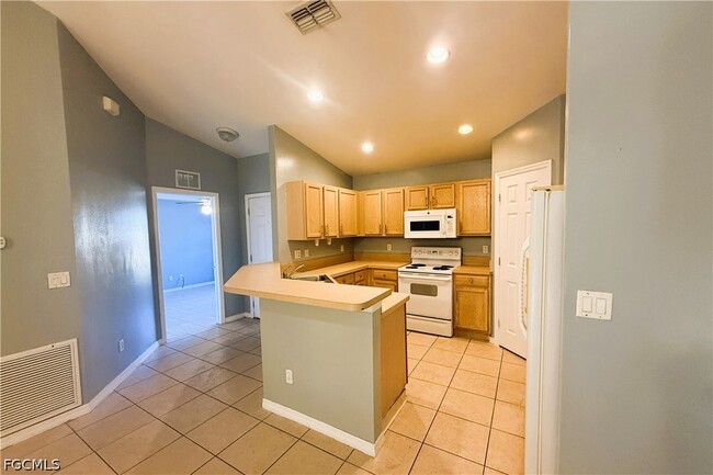 Building Photo - 609-611 Hawthorne Ave S