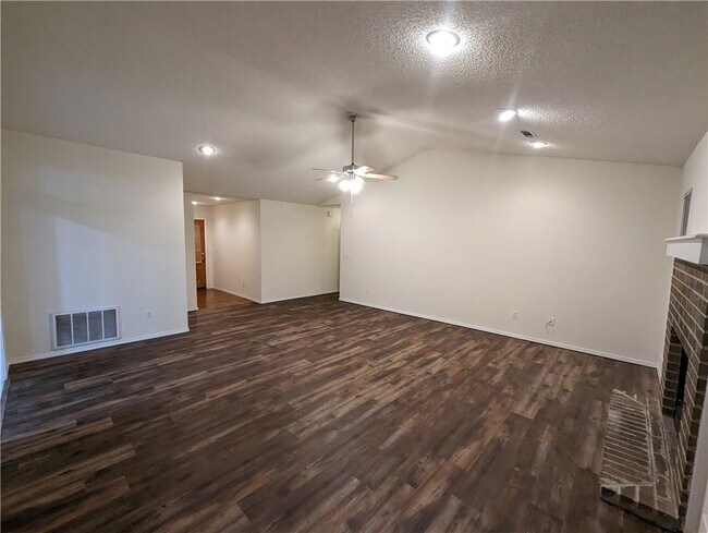 Building Photo - 3053 Setter St