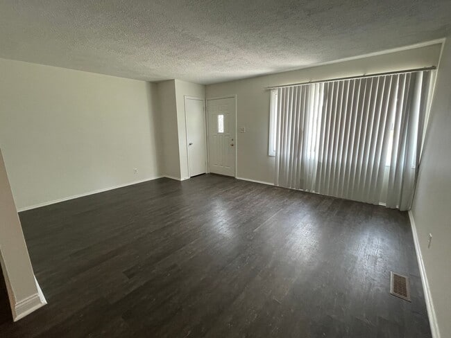 Building Photo - Spacious 3bed/1bath