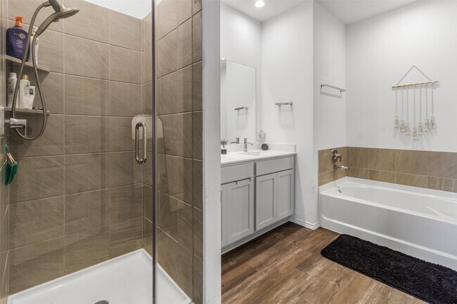 Building Photo - 1008 Llano Trl