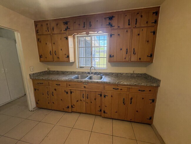 Building Photo - Centrally located Gem for rent