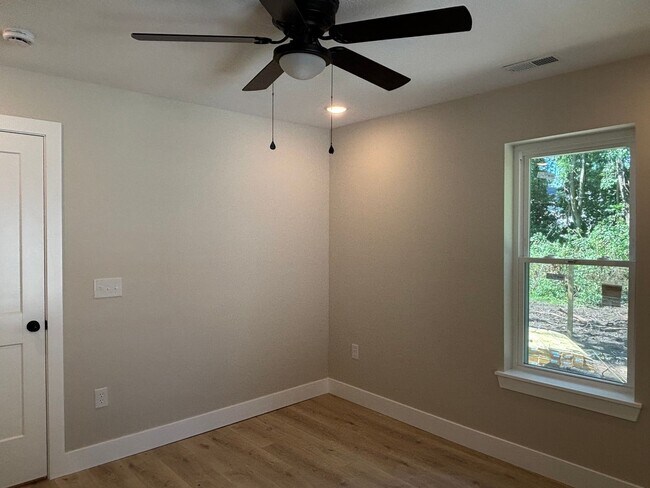 Building Photo - Beautifully Remodeled 2 Bed 1 Bath House
