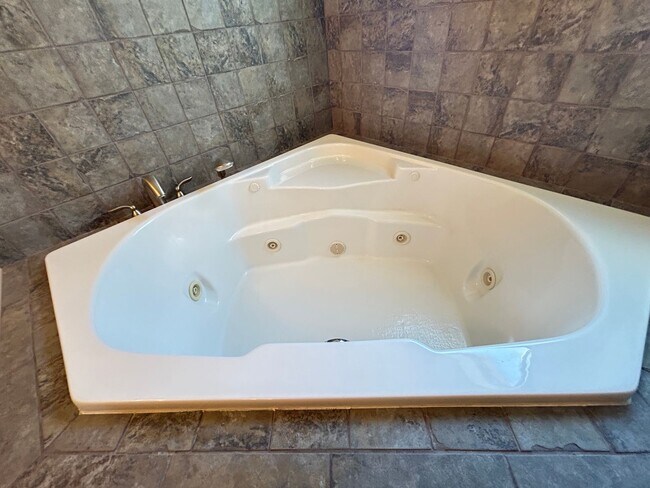 Building Photo - 4 Bedroom, 2 Bathroom Updated home with Pool!