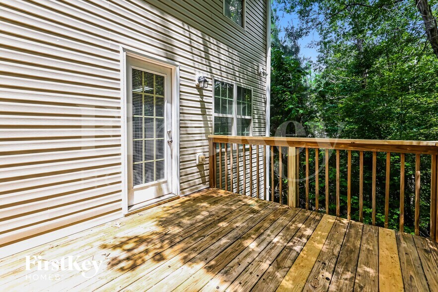 Building Photo - 380 Pine Tree Dr
