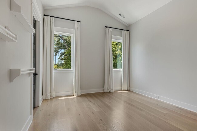 Building Photo - BEAUTIFUL CUSTOM BUILT HOME. 12 SOUTH ACRO...