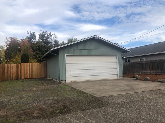 Building Photo - 3 bedroom, 1 bath house in Springfield!