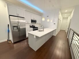 Building Photo - 1337 N Franklin St