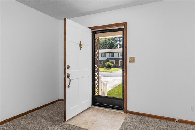Building Photo - 703 Sir Walter Cir