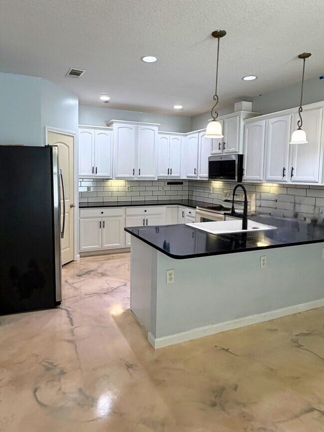 Building Photo - Woof and Meow Friendly! 4/3 with a fenced in yard!