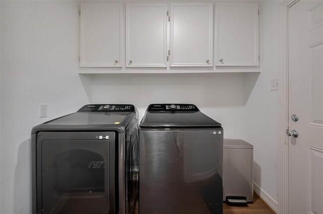 Building Photo - 8057 Ridgeview Dr