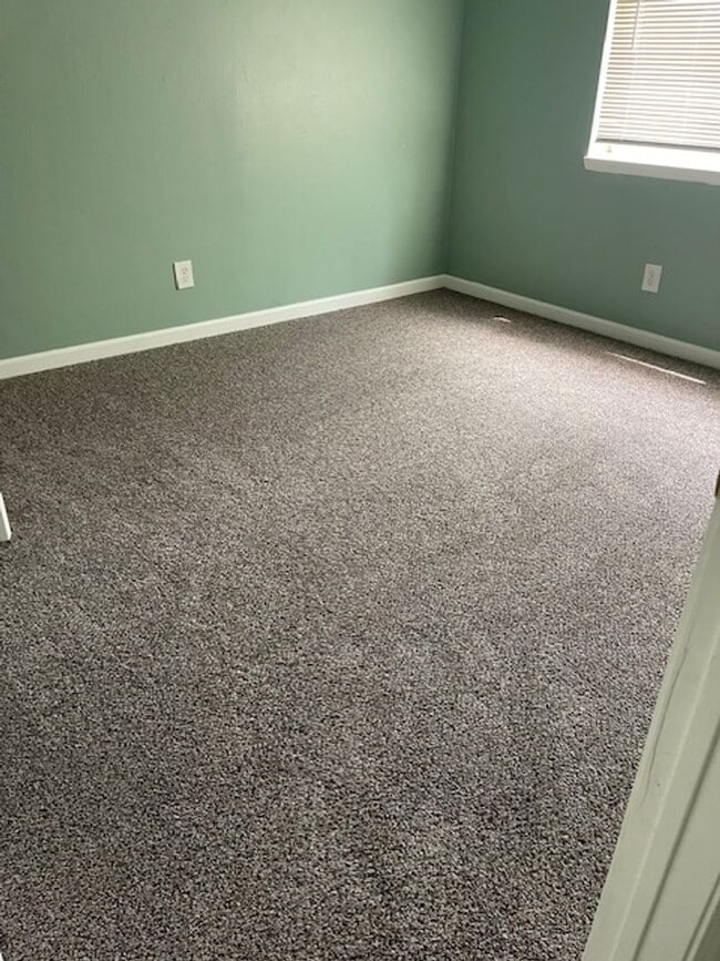 Building Photo - 3 Bedroom, 2 1/2 bath, 2 story condo for r...