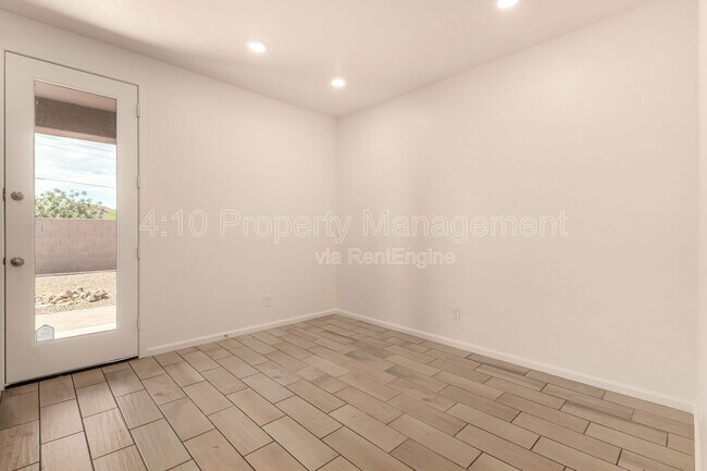 Building Photo - 5216 S 16th Pl