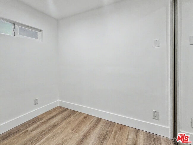 Building Photo - 2139 Holly Dr