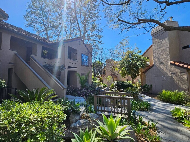 Building Photo - 1070 Calle del Cerro