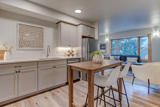 Building Photo - Luxury top floor 2bd in the heart of Sellw...