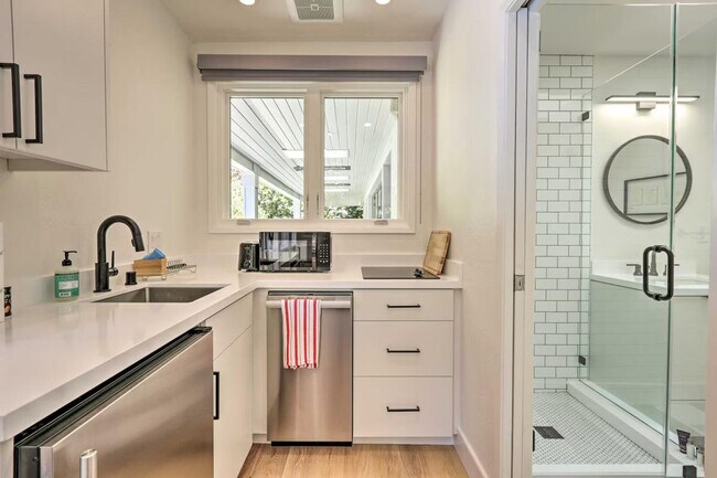 Building Photo - 155 E Creek Dr