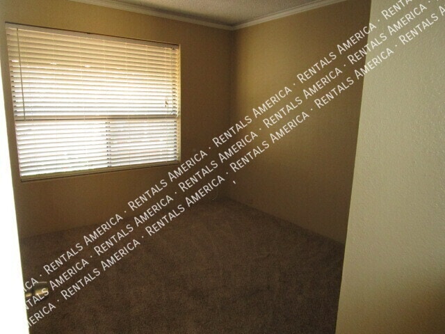 Building Photo - 711 E North Ln